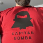 Koszulka czerwona - czarna guma Kapitan Bomba